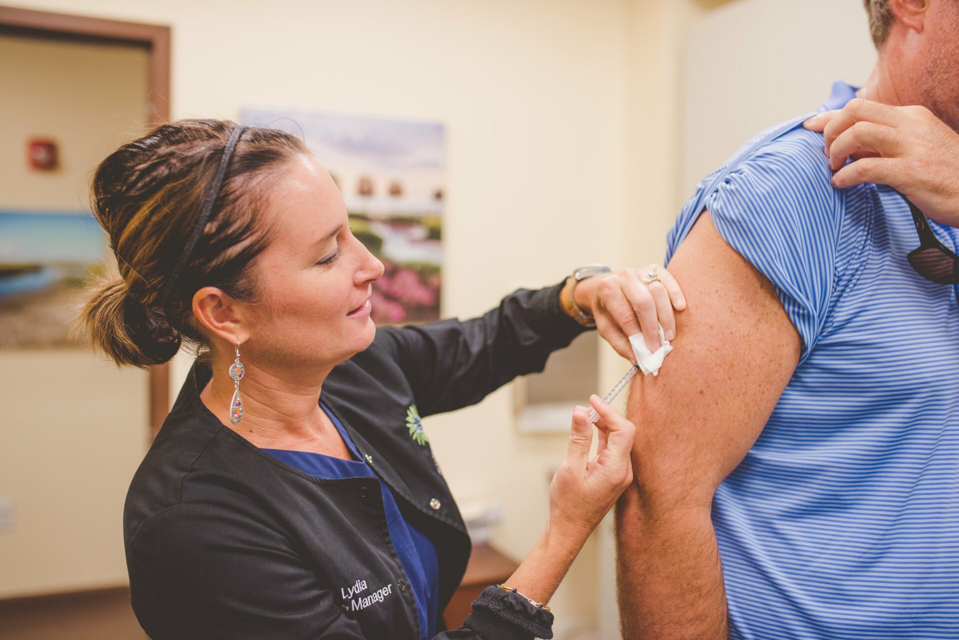 Nursing giving shot in patient's arm